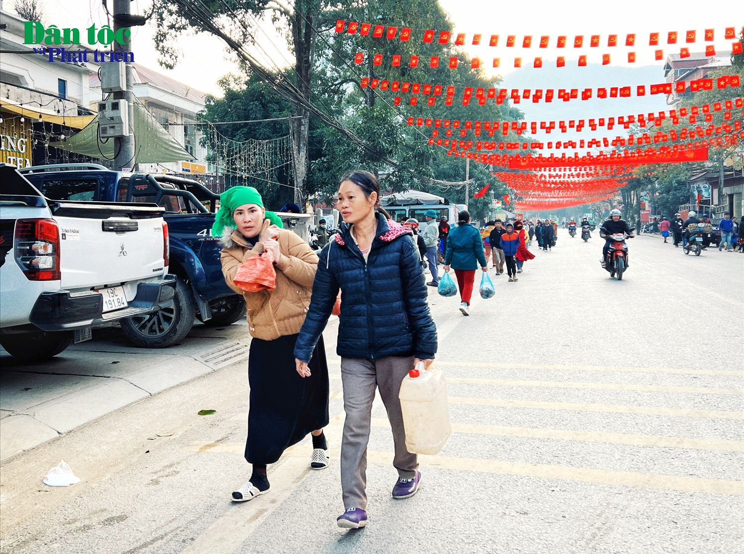 Khung cảnh nhộn nhịp trước lối vào chợ, người mang gạo, người mang rượu...