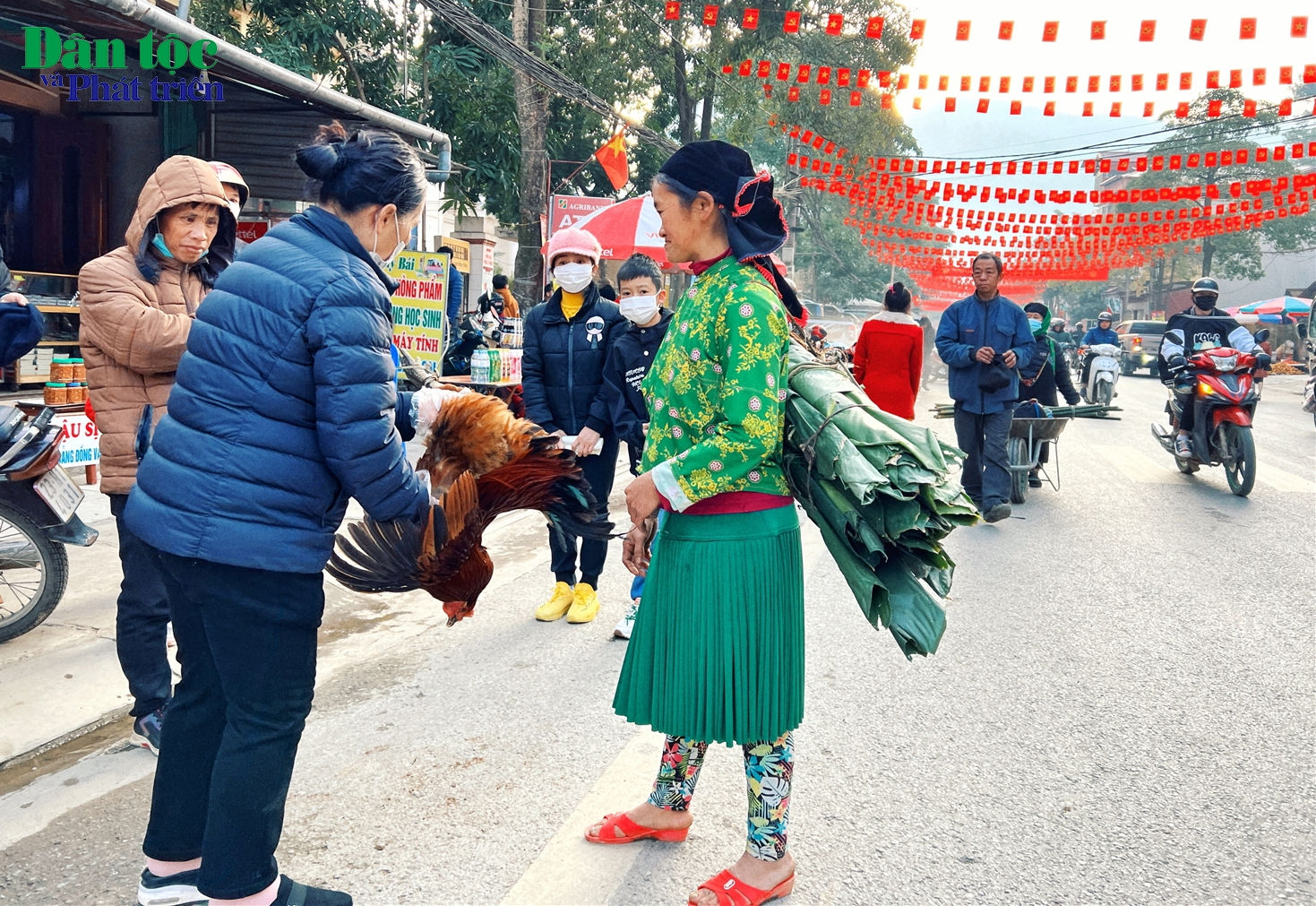 ... người mang theo gà và lá dong. Chưa vào tới trung tâm chợ đã bán hết sản vật mang theo