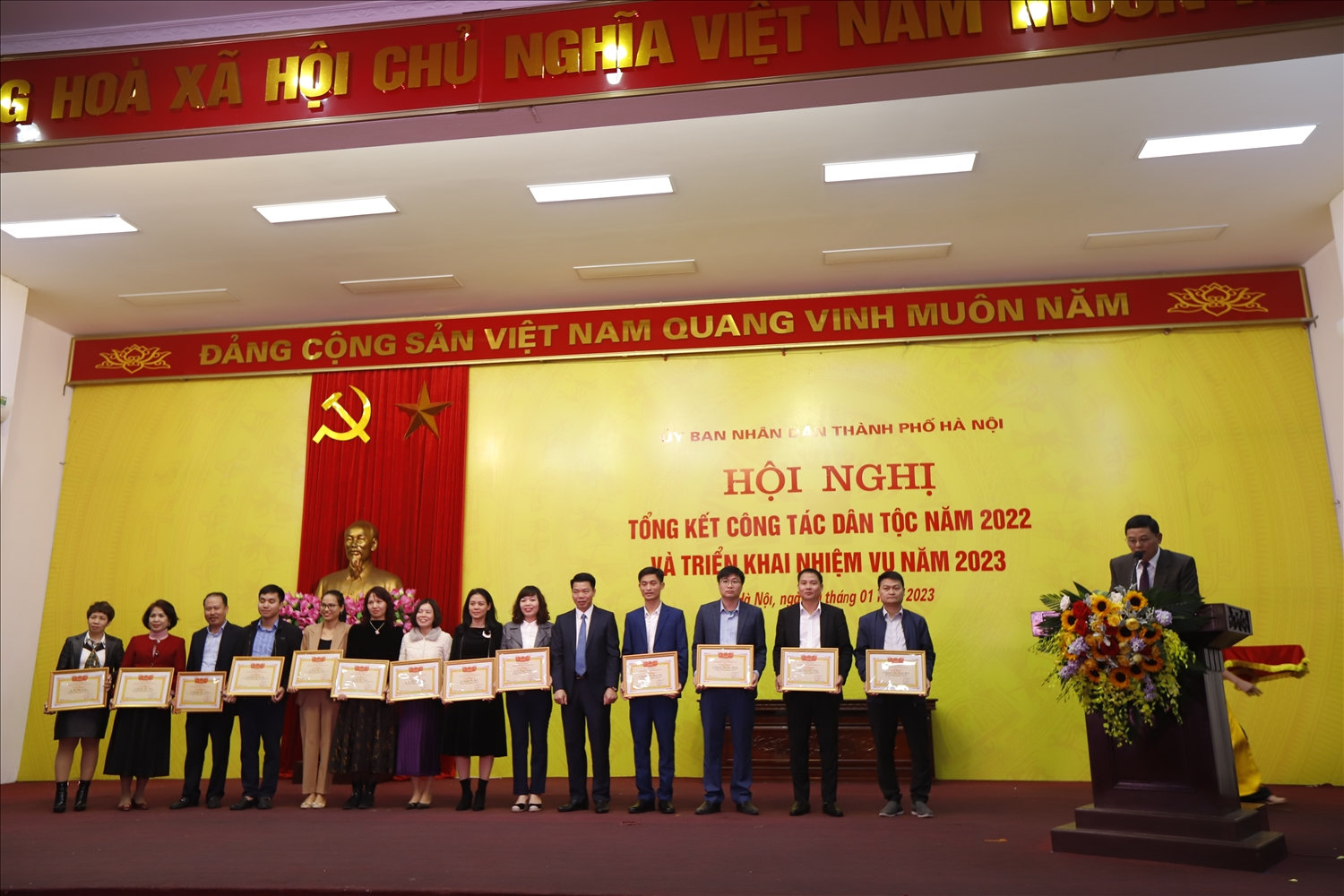 Các cá nhân có thành tích xuất sắc nhận Giấy khen của Ban Dân tộc Thành phố