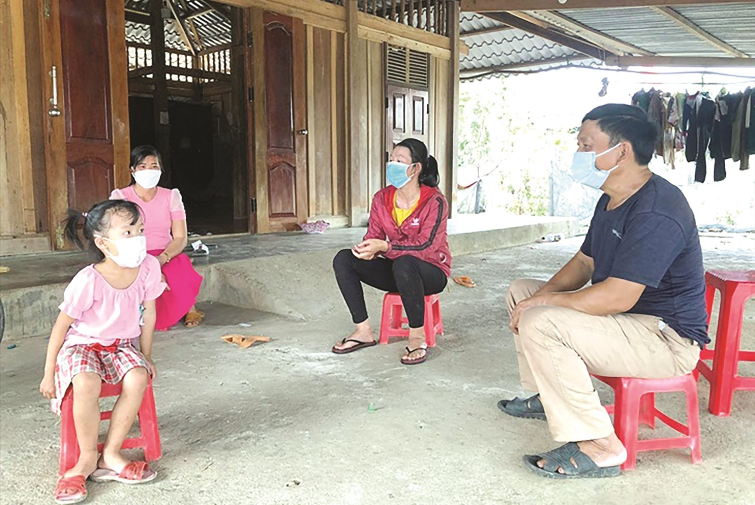 Ông Hoàng Văn Páo - Trưởng buôn Mông thường xuyên đến nhà dân để tuyên truyền, vận động phòng ngừa tảo tôn, hôn nhân cận huyết thống