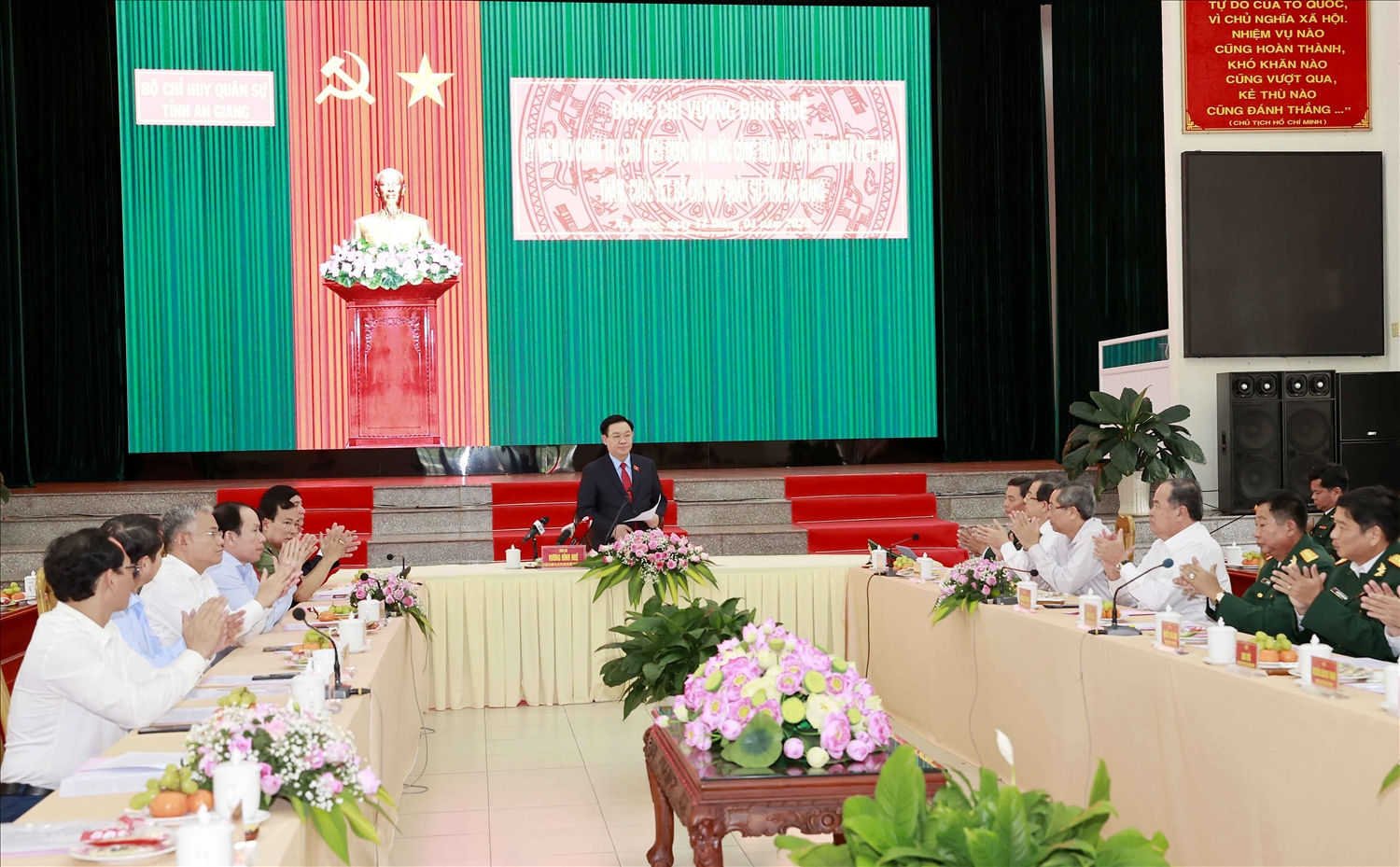 Chủ tịch Quốc hội Vương Đình Huệ phát biểu tại buổi gặp mặt