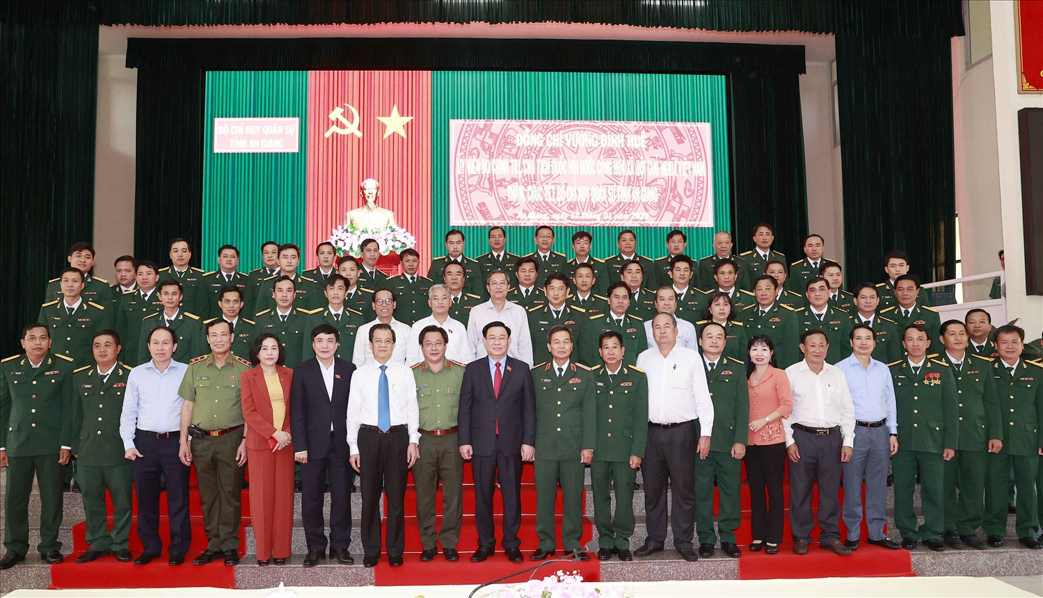 Chủ tịch Quốc hội Vương Đình Huệ thăm và chúc Tết cán bộ, chiến sĩ Bộ Chỉ huy quân sự tỉnh An Giang 7
