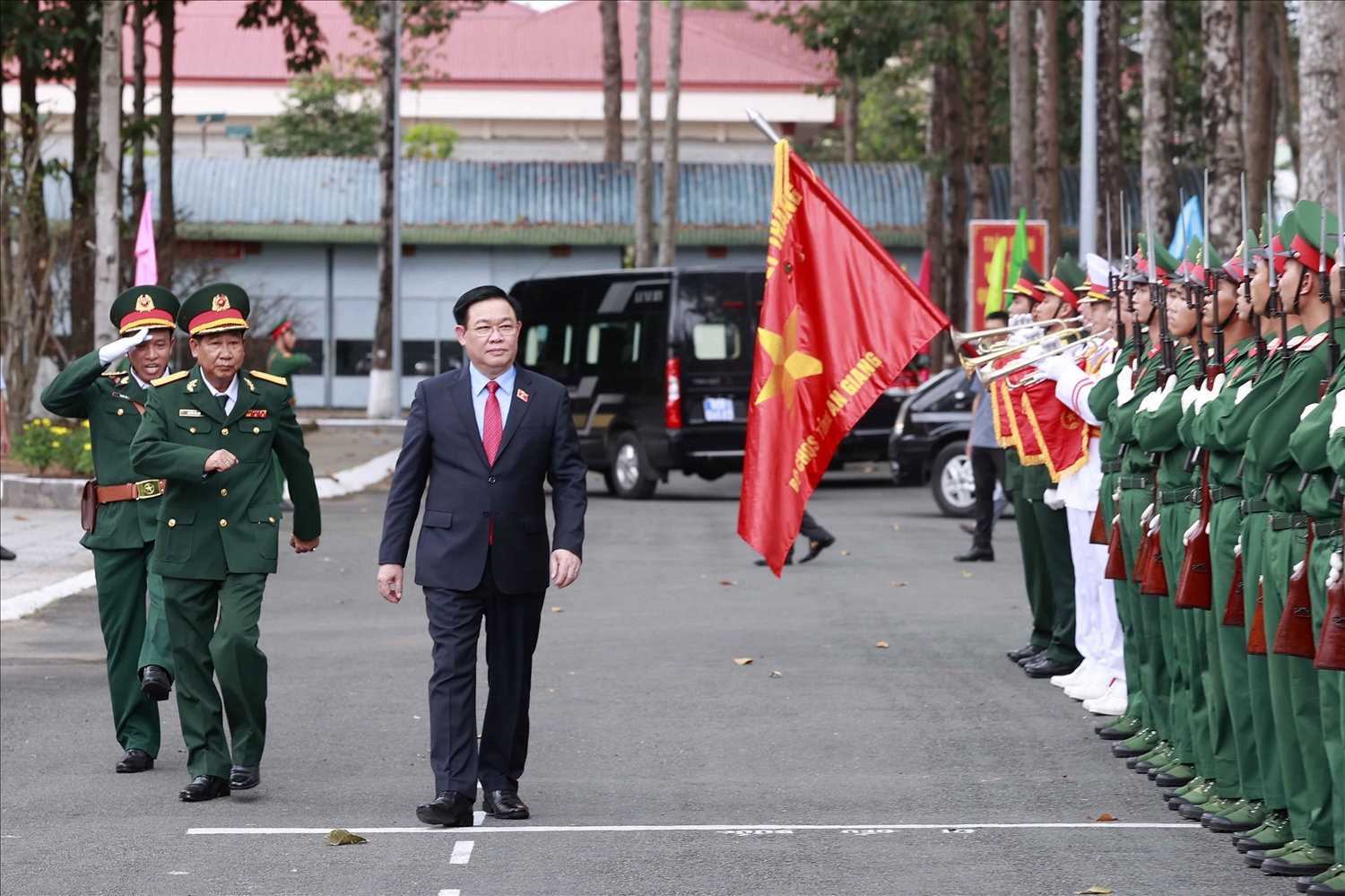 Chủ tịch Quốc hội Vương Đình Huệ thăm và chúc Tết cán bộ, chiến sĩ Bộ Chỉ huy quân sự tỉnh An Giang 2