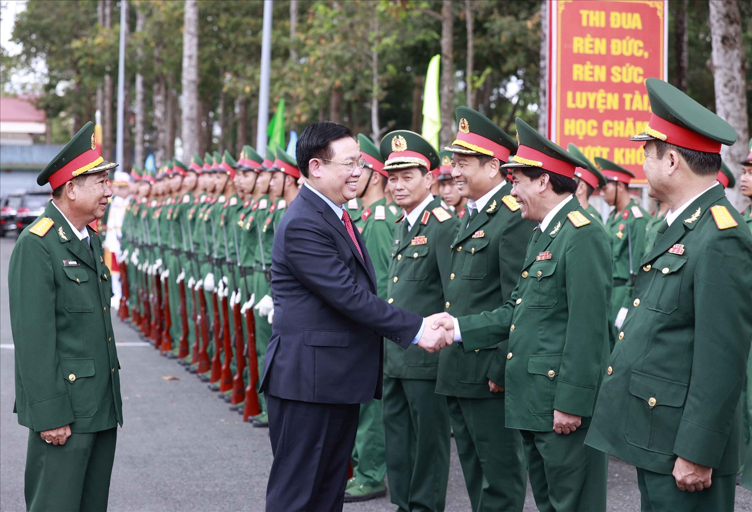 Chủ tịch Quốc hội Vương Đình Huệ thăm và chúc Tết cán bộ, chiến sĩ Bộ Chỉ huy quân sự tỉnh An Giang 3