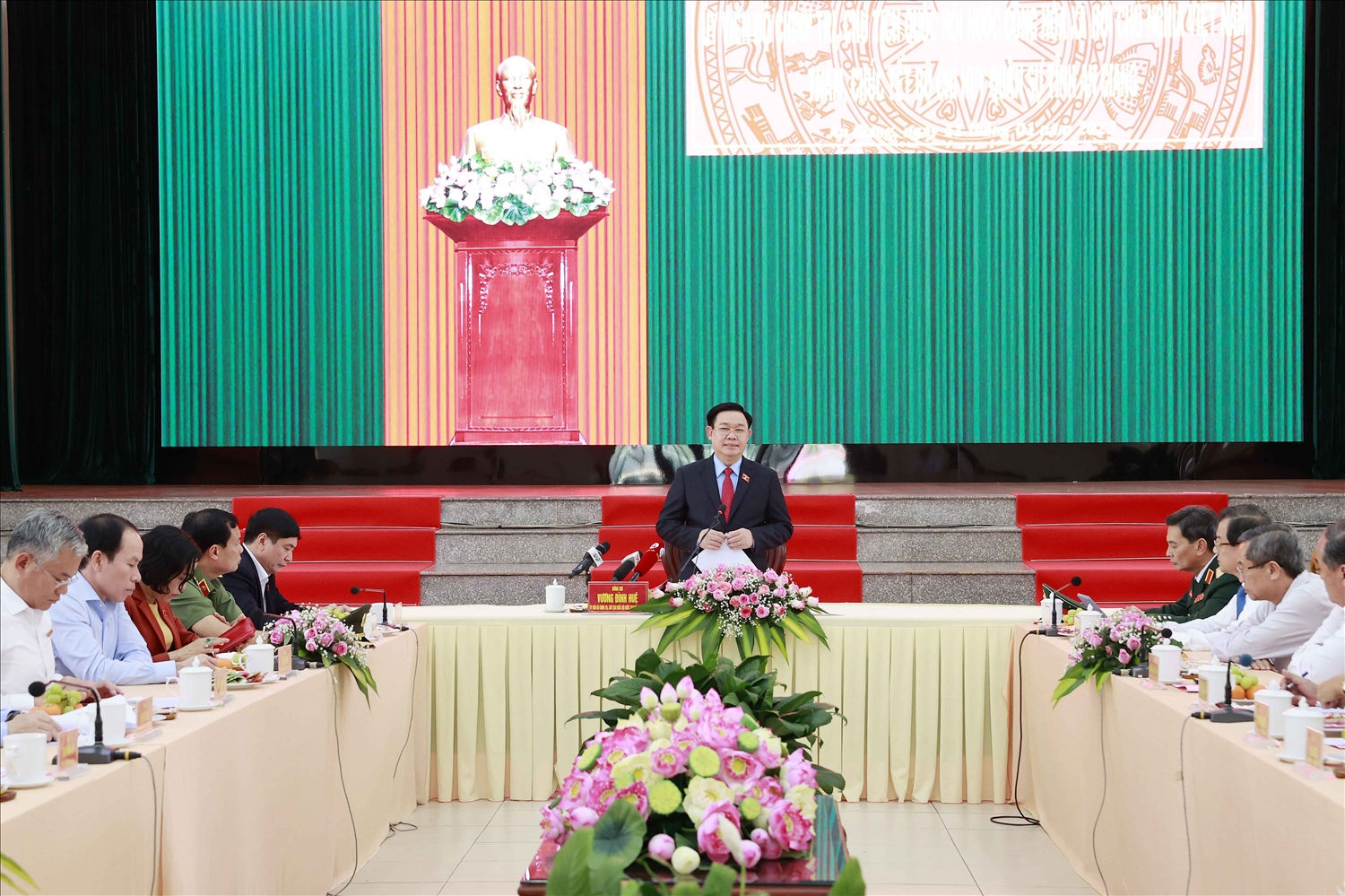 Chủ tịch Quốc hội Vương Đình Huệ thăm và chúc Tết cán bộ, chiến sĩ Bộ Chỉ huy quân sự tỉnh An Giang 4