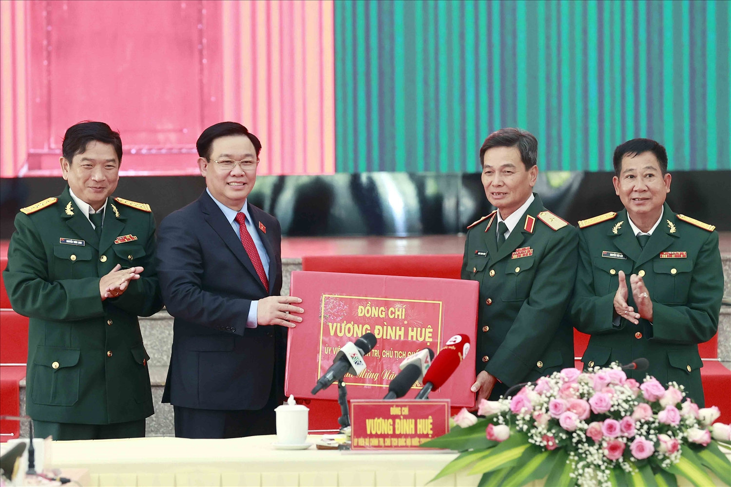 Chủ tịch Quốc hội Vương Đình Huệ thăm và chúc Tết cán bộ, chiến sĩ Bộ Chỉ huy quân sự tỉnh An Giang 5