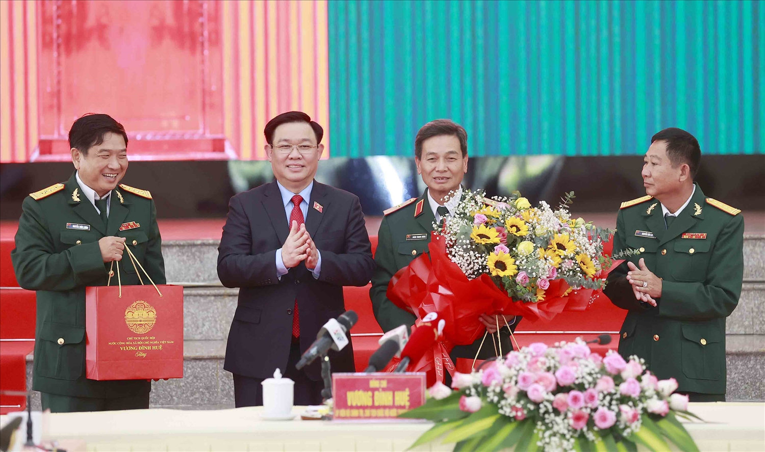 Chủ tịch Quốc hội Vương Đình Huệ thăm và chúc Tết cán bộ, chiến sĩ Bộ Chỉ huy quân sự tỉnh An Giang 6