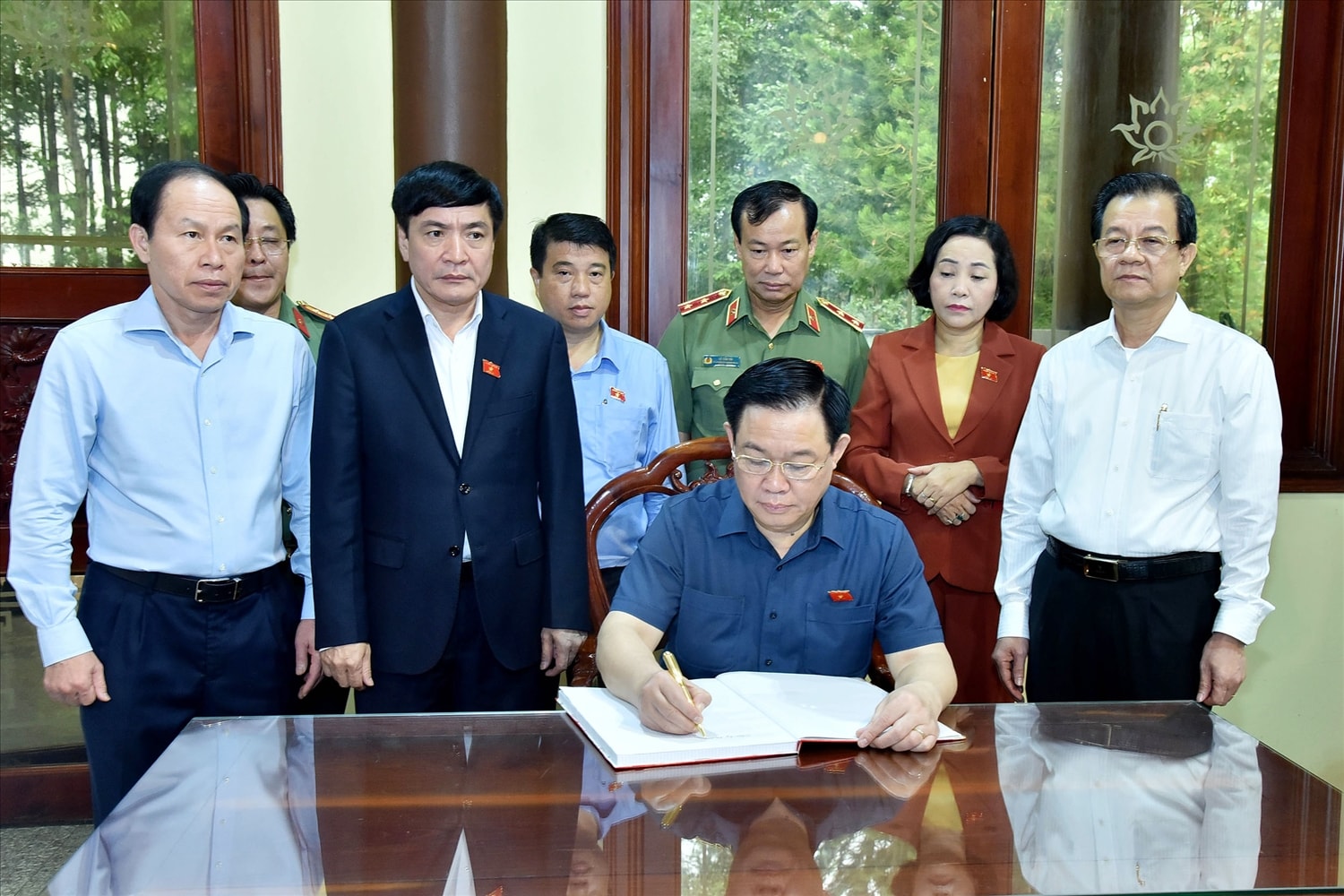 Chủ tịch Quốc hội Vương Đình Huệ ghi sổ lưu niệm tại Khu lưu niệm Chủ tịch Tôn Đức Thắng, xã Mỹ Hoà Hưng, TP. Long Xuyên. 