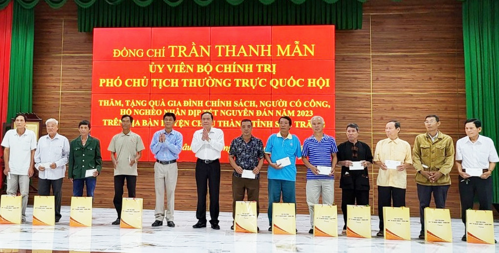 Phó Chủ tịch Thường trực Quốc hội Trần Thanh Mẫn và Bí thư Tỉnh ủy Sóc Trăng Lâm Văn Mẫn Trao quà Tết đến hộ gia đình chính sách, hộ gia đình khó khăn trên địa bàn Huyện Châu Thành