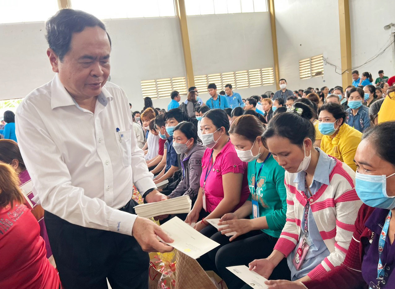 Phó Chủ tịch Thường trực Quốc hội Trần Thanh Mẫn tặng quà, chúc Tết công nhân lao động Khu công nghiệp An Nghiệp 