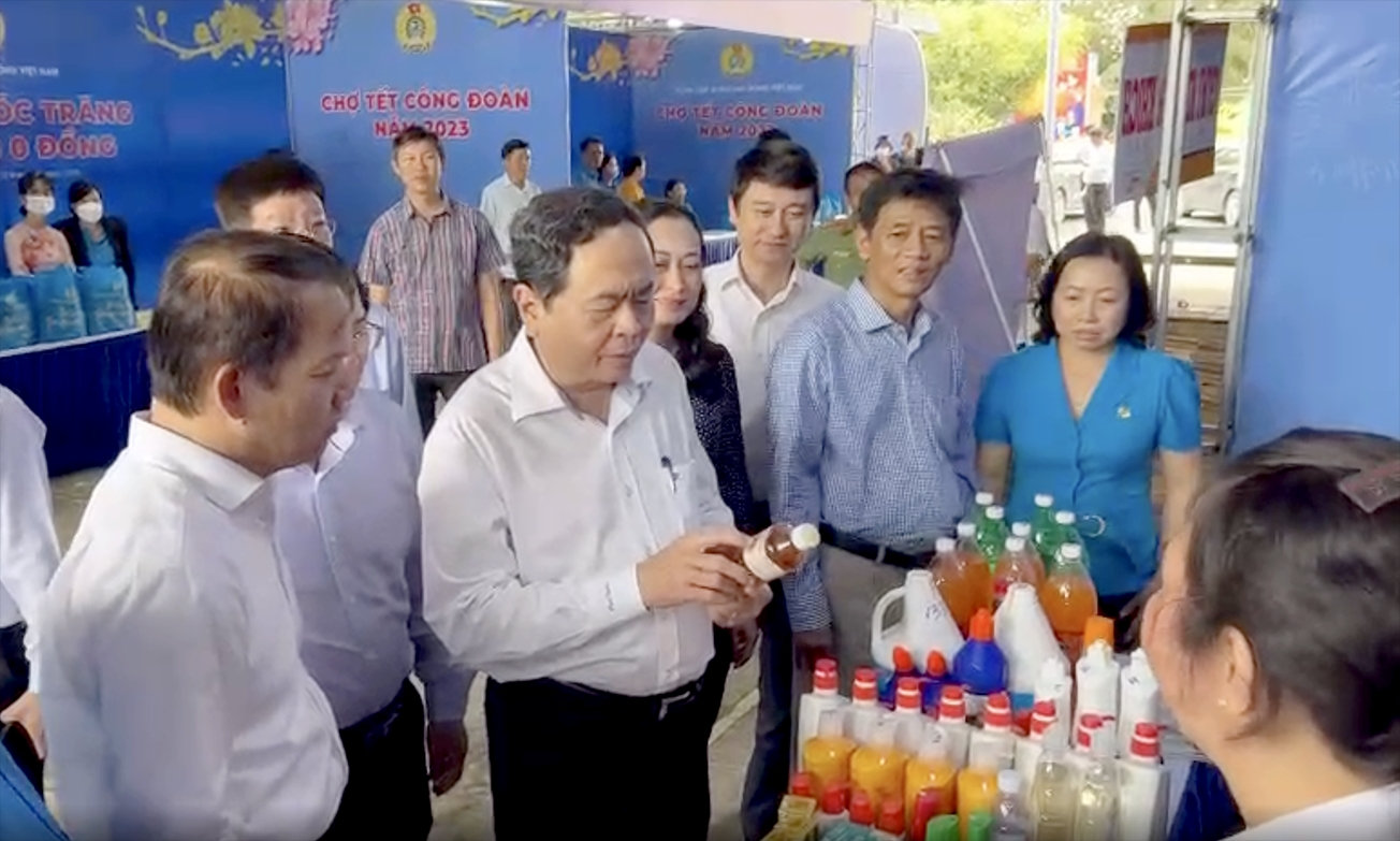 Đoàn công tác tham quan gian hàng “Chợ Tết Công đoàn năm 2023” 
