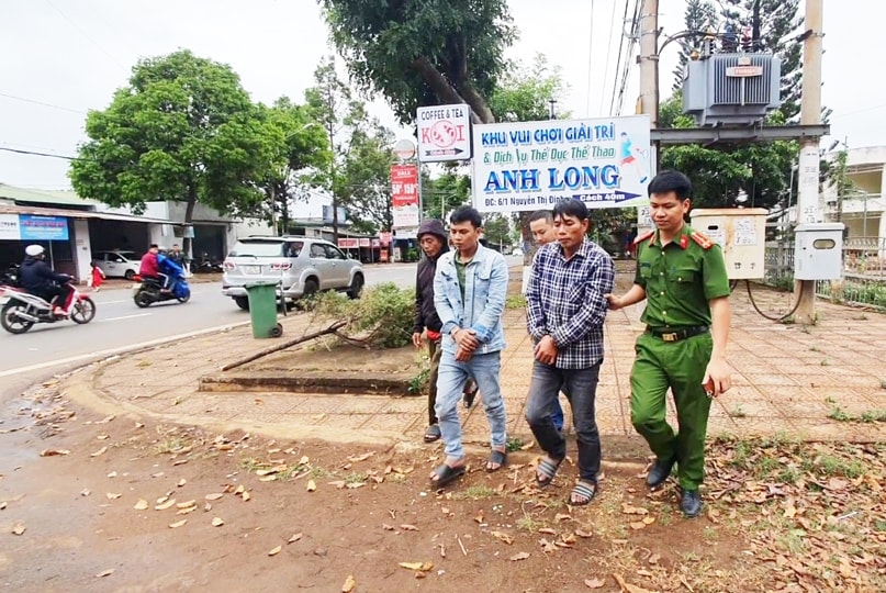 Hai đối tượng chuyên trộm dây cắp điện bị lực lượng chức năng bắt tạm giam Hai đối tượng chuyên trộm dây cắp điện bị lực lượng chức năng bắt tạm giam
