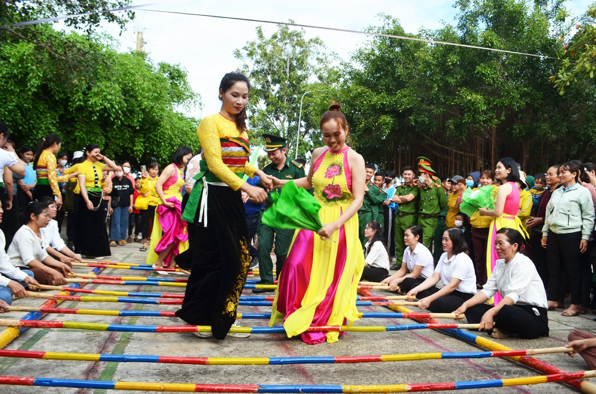Hoạt động vui chơi thu hút đông đảo cán bộ, chiến sĩ và Nhân dân tham gia Hoạt động vui chơi thu hút đông đảo cán bộ, chiến sĩ và Nhân dân tham gia