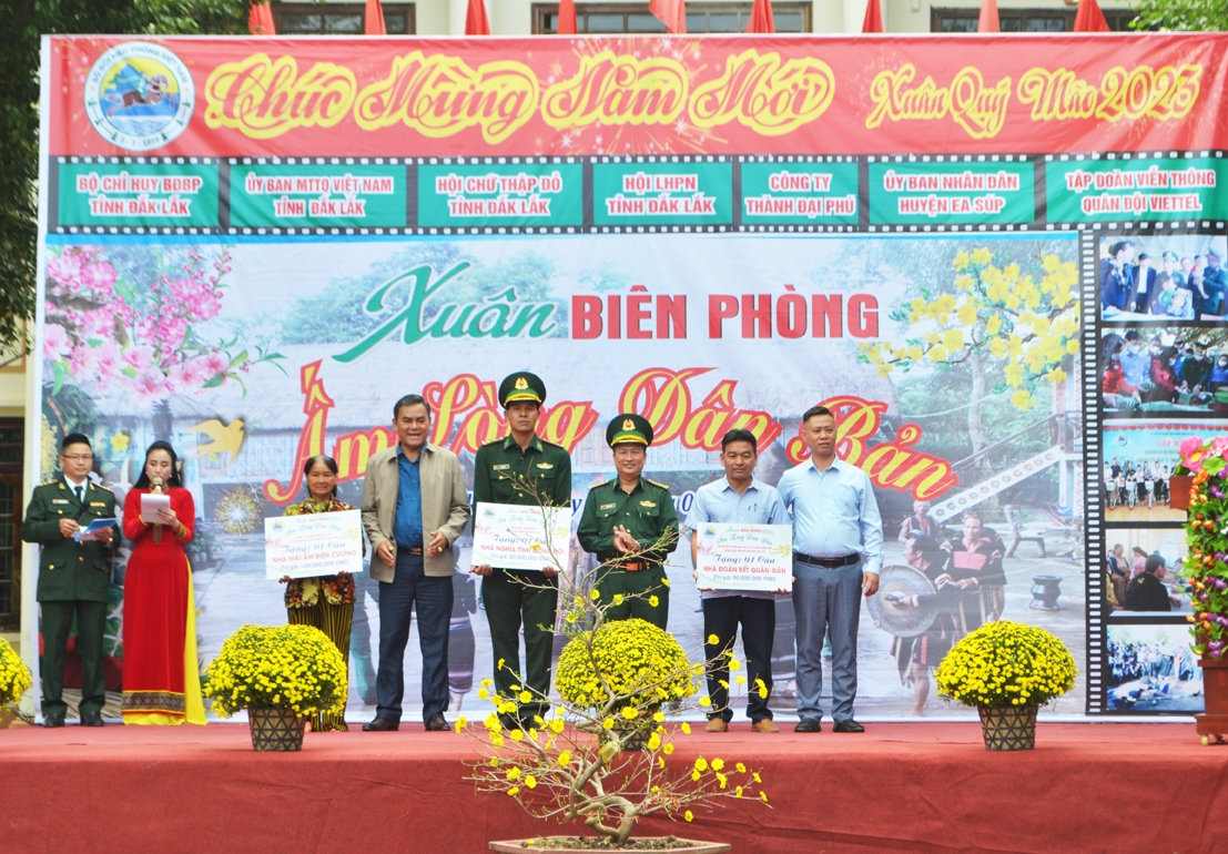 Đại diện lãnh đạo các đơn vị trao biển tượng trưng 3 ngôi nhà cho các hoàn cảnh khó khăn Đại diện lãnh đạo các đơn vị trao biển tượng trưng 3 ngôi nhà cho các hoàn cảnh khó khăn