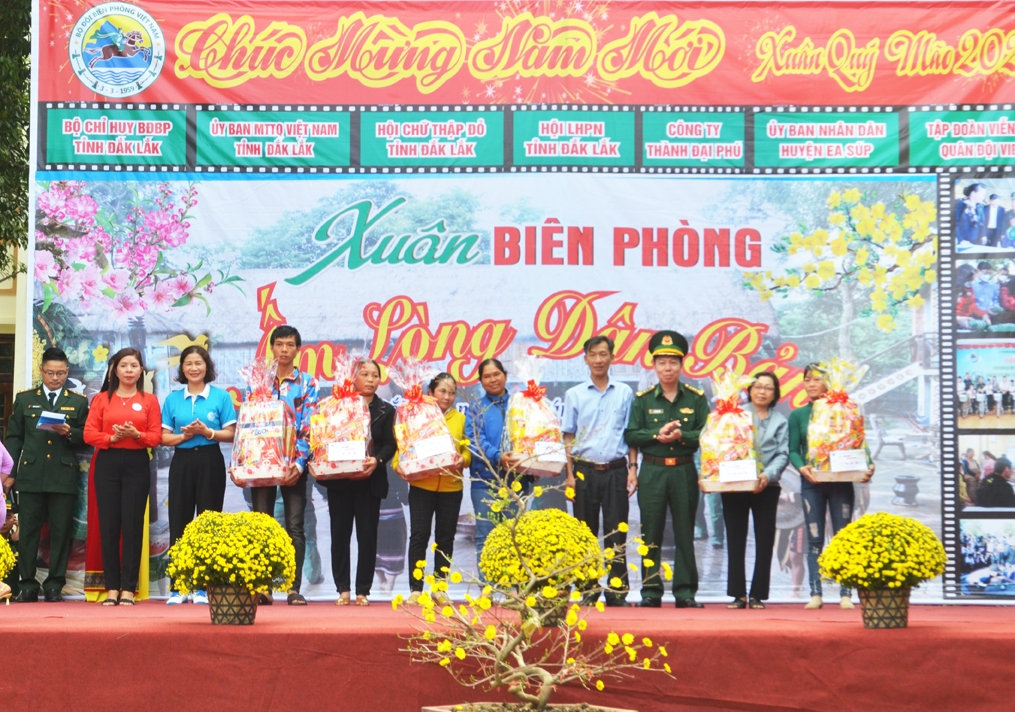 Đại diện lãnh đạo các đơn vị trao quà cho các gia đình có hoàn cảnh đặc biệt khó khăn Đại diện lãnh đạo các đơn vị trao quà cho các gia đình có hoàn cảnh đặc biệt khó khăn