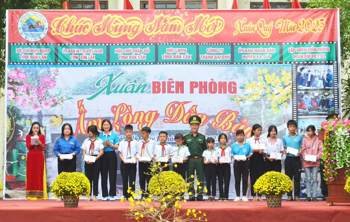 Đại diện các đơn vị trao học bổng cho các em học sinh có hoàn cảnh đặc biệt khó khăn Đại diện các đơn vị trao học bổng cho các em học sinh có hoàn cảnh đặc biệt khó khăn