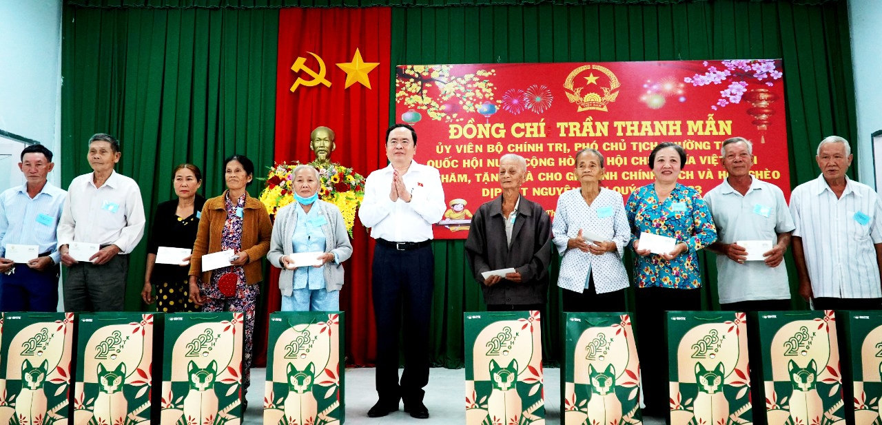 Phó Chủ tịch Thường trực Quốc hội Trần Thanh Mẫn tặng quà Tết gia đình chính sách xã Thạnh Xuân, huyện Châu Thành A, tỉnh Hậu Giang Phó Chủ tịch Thường trực Quốc hội Trần Thanh Mẫn tặng quà Tết gia đình chính sách xã Thạnh Xuân, huyện Châu Thành A, tỉnh Hậu Giang