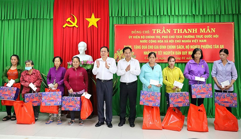 Phó Chủ tịch Thường trực Quốc hội Trần Thanh Mẫn tặng quà Tết gia đình chính sách, hộ nghèo, công nhân phường Tân An, quận Ninh Kiều, TP. Cần Thơ Phó Chủ tịch Thường trực Quốc hội Trần Thanh Mẫn tặng quà Tết gia đình chính sách, hộ nghèo, công nhân phường Tân An, quận Ninh Kiều, TP. Cần Thơ