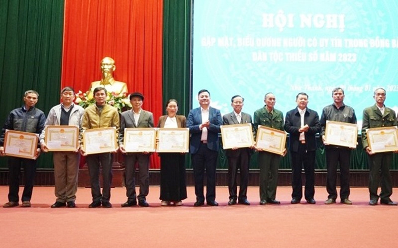 Người có uy tín tiêu biểu nhận Giấy khen của Chủ tịch UBND huyện Như Thanh