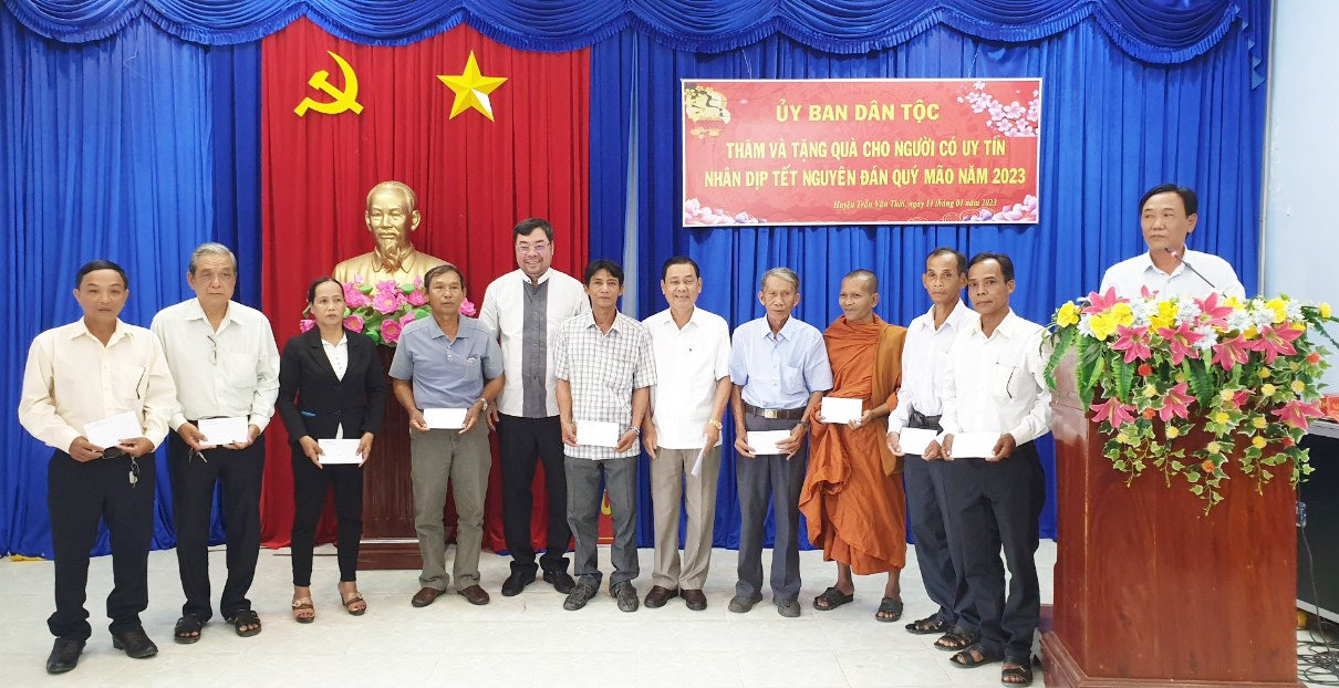 Phó Vụ trưởng Vụ Công tác dân tộc Địa phương Tào Việt Thắng và Trưởng Ban Dân tộc tỉnh Cà Mau Trần Hoàng Nhỏ trao quà Tết đến Người có uy tín tại tỉnh Cà Mau