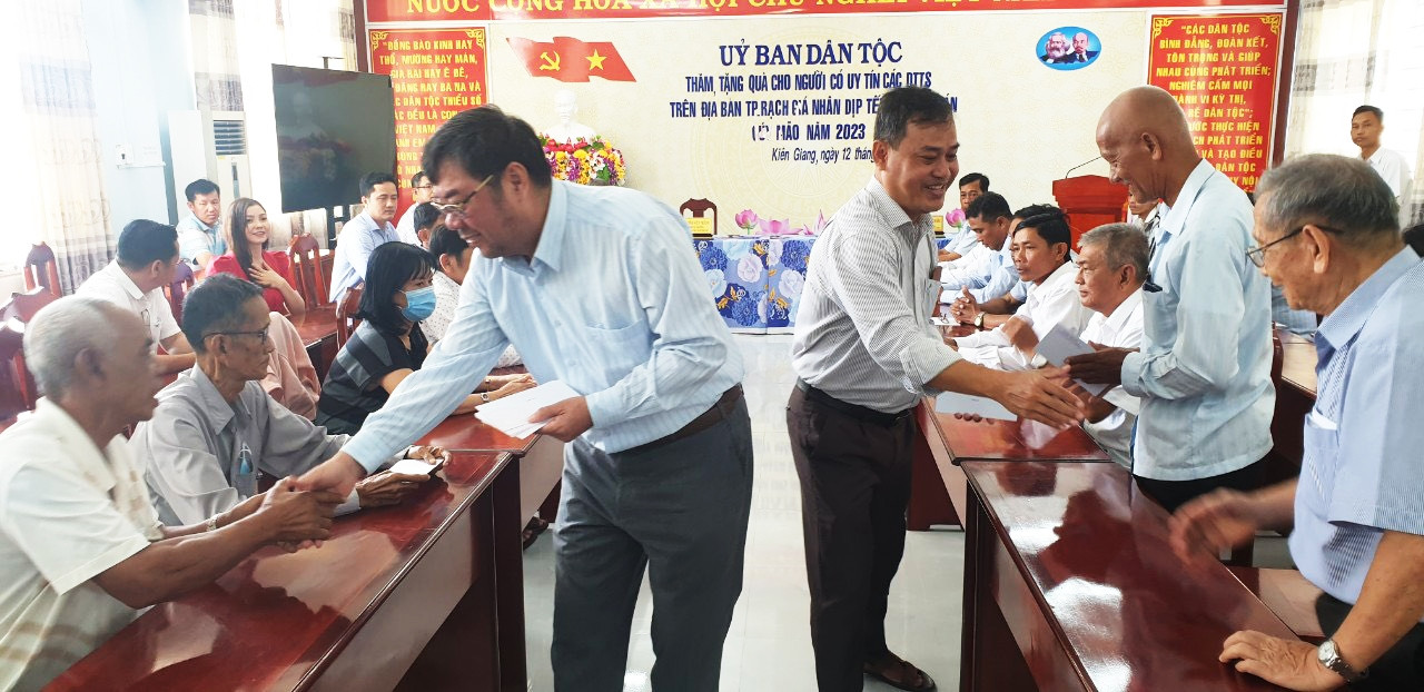 Phó Vụ trưởng Vụ Công tác dân tộc Địa phương Tào Việt Thắng và Trưởng Ban Dân tộc tỉnh Kiên Giang Danh Phúc trao quà cho Người có uy tín