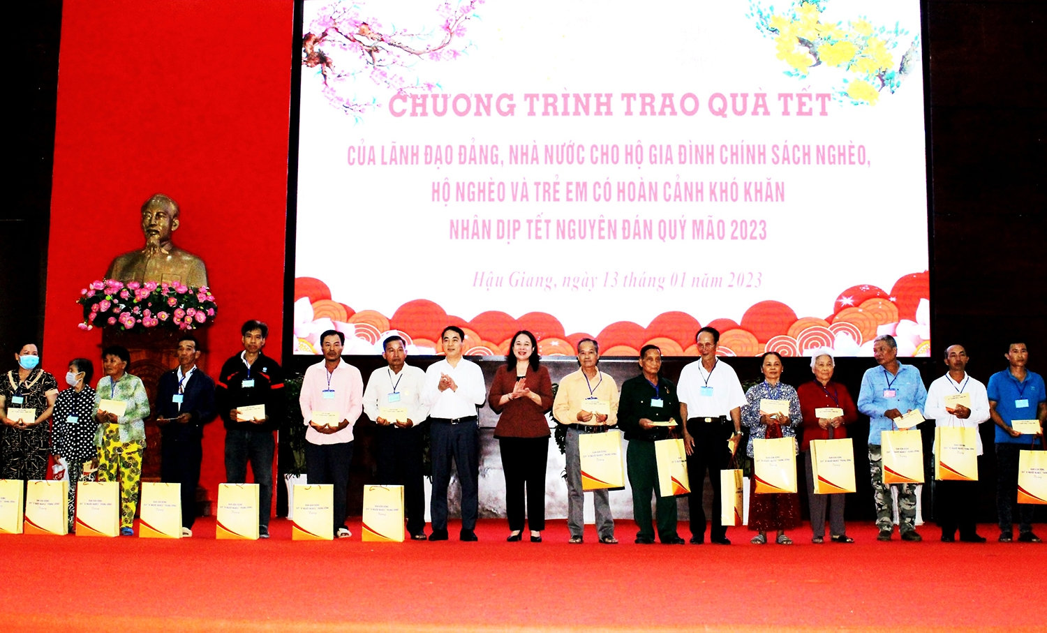 Phó Chủ tịch nước Võ Thị Ánh Xuân tặng quà gia đình chính sách nghèo, hộ nghèo, học sinh có hoàn cảnh khó khăn tỉnh Hậu Giang