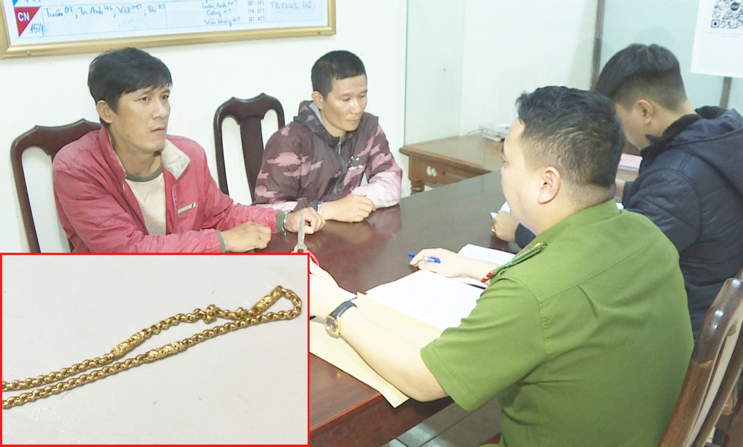 Hai đối tượng tại trụ sở Công an và Tang vật mà hai đối tượng cướp của người dân (ảnh nhỏ)