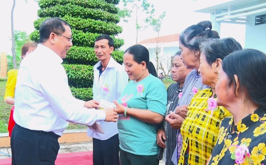 Ông Trần Chí Hùng - Bí thư Huyện ủy Long Mỹ tặng quà Tết cho hộ nghèo