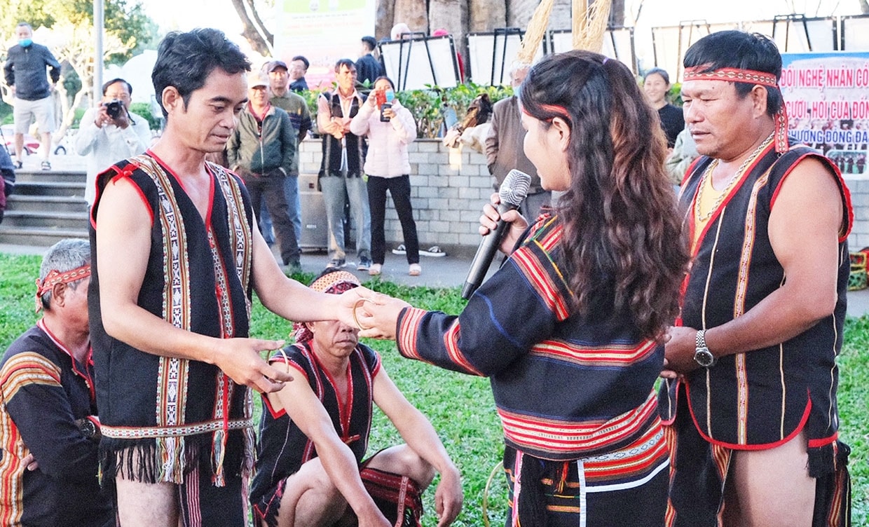 Nghi thức trao vòng tay trong đám cưới của người Jrai. Ảnh: Minh Châu