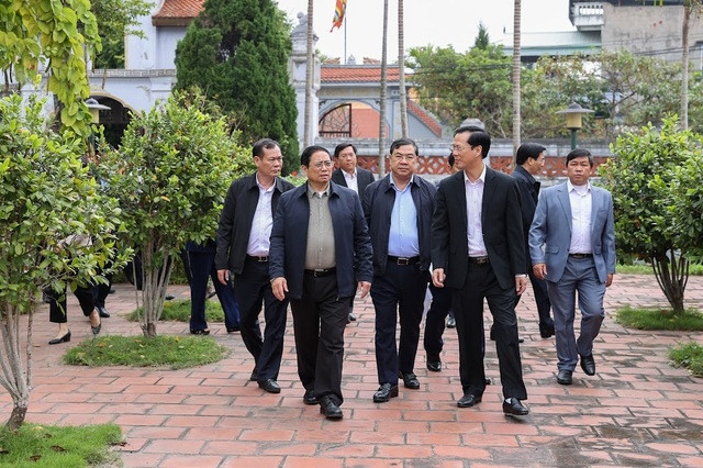 Thủ tướng Phạm Minh Chính và Đoàn công tác dâng hương tại Khu tưởng niệm đồng chí Lê Đức Thọ (thôn Địch Lễ, xã Nam Vân, TP. Nam Định) - Ảnh: VGP/Nhật Bắc Thủ tướng Phạm Minh Chính và Đoàn công tác dâng hương tại Khu tưởng niệm đồng chí Lê Đức Thọ (thôn Địch Lễ, xã Nam Vân, TP. Nam Định) - Ảnh: VGP/Nhật Bắc