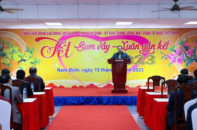 Thủ tướng gửi tới Đảng bộ, chính quyền và nhân dân tỉnh Nam Định, các đại biểu, hộ gia đình chính sách, hộ nghèo, công nhân có mặt trong chương trình Thủ tướng gửi tới Đảng bộ, chính quyền và nhân dân tỉnh Nam Định, các đại biểu, hộ gia đình chính sách, hộ nghèo, công nhân có mặt trong chương trình
