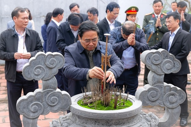Thủ tướng Phạm Minh Chính và Đoàn công tác dâng hương tại Khu tưởng niệm đồng chí Lê Đức Thọ (thôn Địch Lễ, xã Nam Vân, TP. Nam Định) - Ảnh: VGP/Nhật Bắc Thủ tướng Phạm Minh Chính và Đoàn công tác dâng hương tại Khu tưởng niệm đồng chí Lê Đức Thọ (thôn Địch Lễ, xã Nam Vân, TP. Nam Định) - Ảnh: VGP/Nhật Bắc