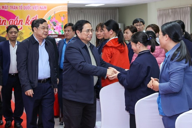 Thủ tướng tới thăm công nhân, người lao động, người nghèo tại Công ty TNHH Youngone Nam Định, Khu công nghiệp Hòa Xá, thành phố Nam Định - Ảnh: VGP/Nhật Bắc Thủ tướng tới thăm công nhân, người lao động, người nghèo tại Công ty TNHH Youngone Nam Định, Khu công nghiệp Hòa Xá, thành phố Nam Định - Ảnh: VGP/Nhật Bắc