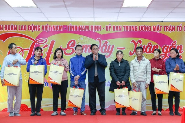 Thủ tướng trao 20 phần quà cho hộ gia đình nghèo trên địa bàn - Ảnh: VGP/Nhật Bắc Thủ tướng trao 20 phần quà cho hộ gia đình nghèo trên địa bàn - Ảnh: VGP/Nhật Bắc