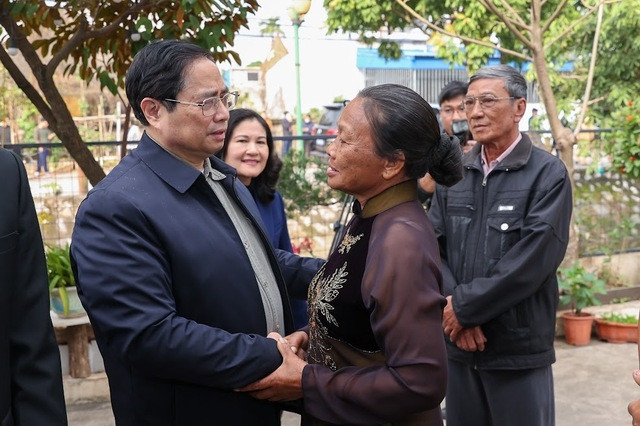 Thủ tướng về thăm gia đình bà Hoàng Thị Mừng, vợ liệt sĩ Nguyễn Đình Thiện hy sinh trong cuộc kháng chiến chống Mỹ cứu nước, hiện trú tại xã Nam Vân, TP. Nam Định - Ảnh: VGP/Nhật Bắc Thủ tướng về thăm gia đình bà Hoàng Thị Mừng, vợ liệt sĩ Nguyễn Đình Thiện hy sinh trong cuộc kháng chiến chống Mỹ cứu nước, hiện trú tại xã Nam Vân, TP. Nam Định - Ảnh: VGP/Nhật Bắc