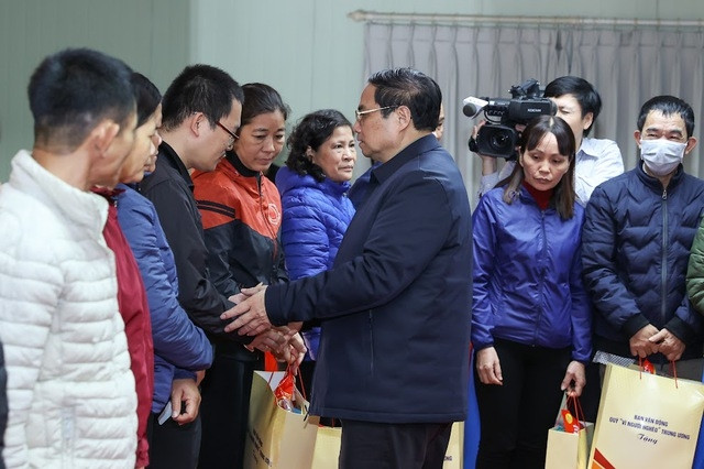 Thủ tướng tặng quà công nhân, người lao động, người nghèo tại Công ty TNHH Youngone Nam Định, Khu công nghiệp Hòa Xá, thành phố Nam Định -Ảnh: VGP/Nhật Bắc Thủ tướng tặng quà công nhân, người lao động, người nghèo tại Công ty TNHH Youngone Nam Định, Khu công nghiệp Hòa Xá, thành phố Nam Định -Ảnh: VGP/Nhật Bắc