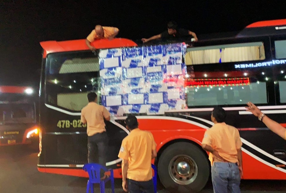 Xe khách bị ném đá phải dán băng keo tạm để tiếp tục hành trình