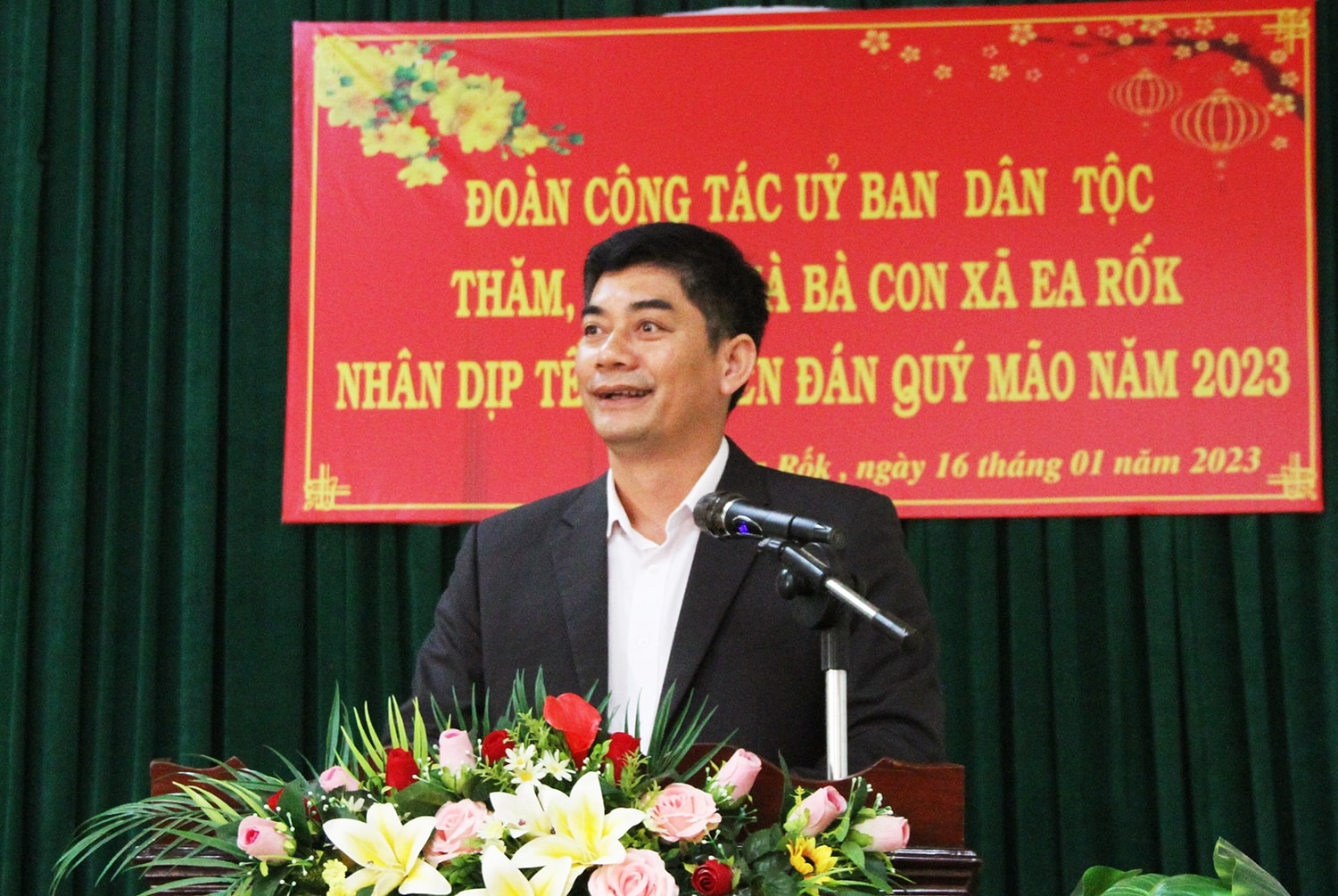 Thứ trưởng, Phó Chủ nhiệm Y Vinh Tơr phát biểu tại xã Ea Rốk 
