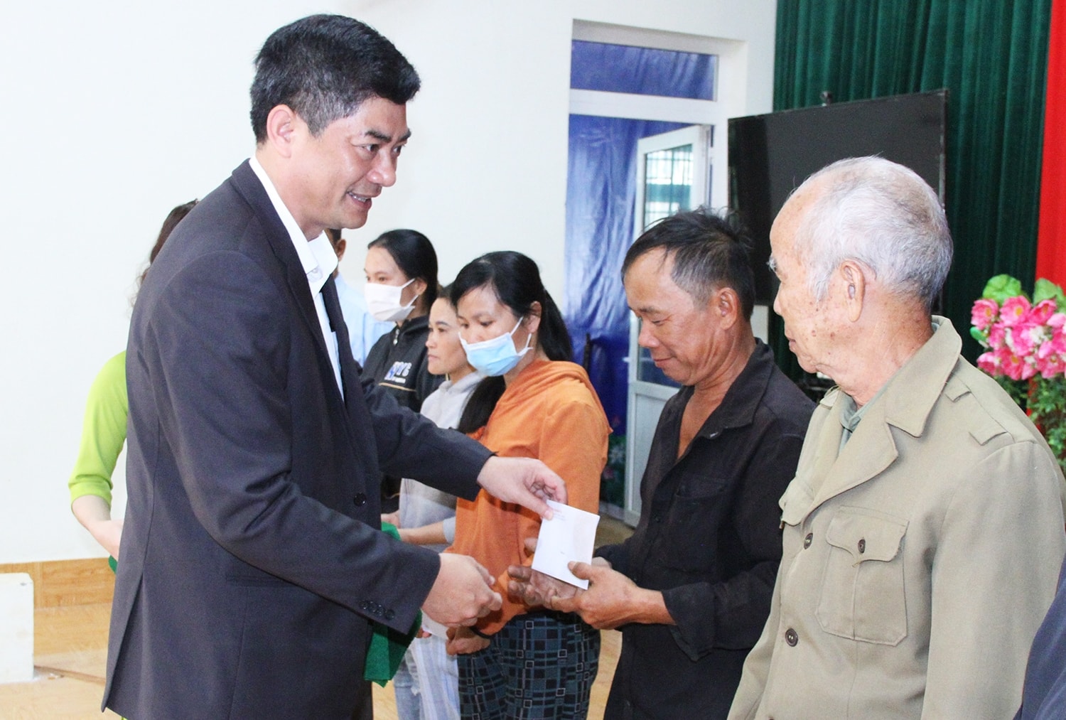 Thứ trưởng, Phó Chủ nhiệm Y Vinh Tơr tặng quà Người có uy tín xã Ea Rốk 