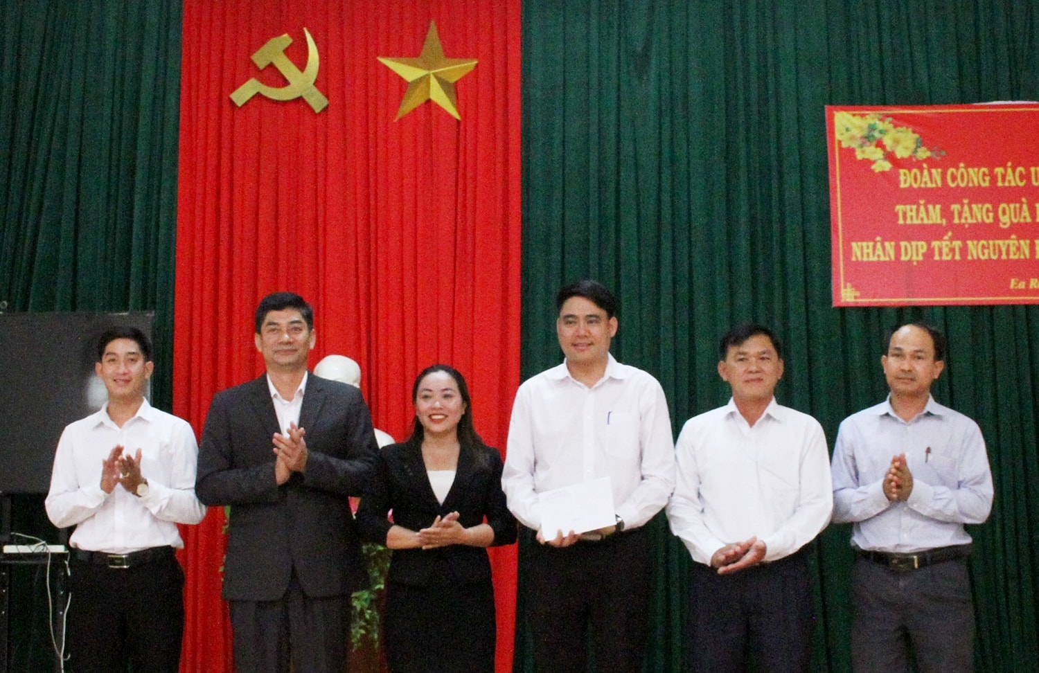 Thứ trưởng, Phó Chủ nhiệm Y Vinh Tơr tặng quà và chụp ảnh lưu niệm cùng lãnh đạo địa phương