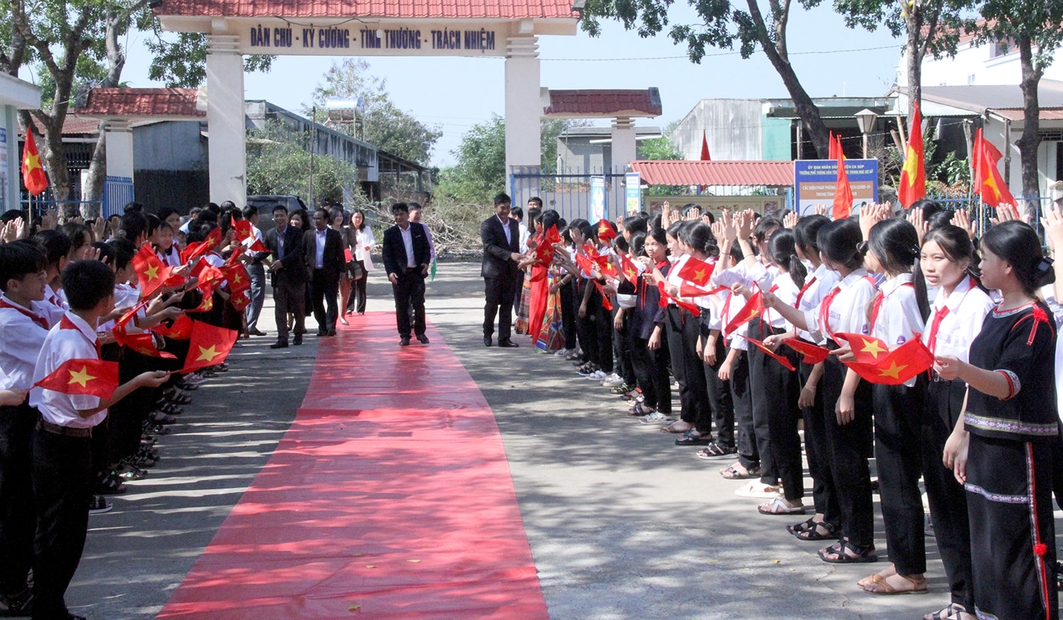 Cán bộ, giáo viên, học sinh Trường PTDT Nội trú THCS huyện Ea Súp đón tiếp Đoàn công tác