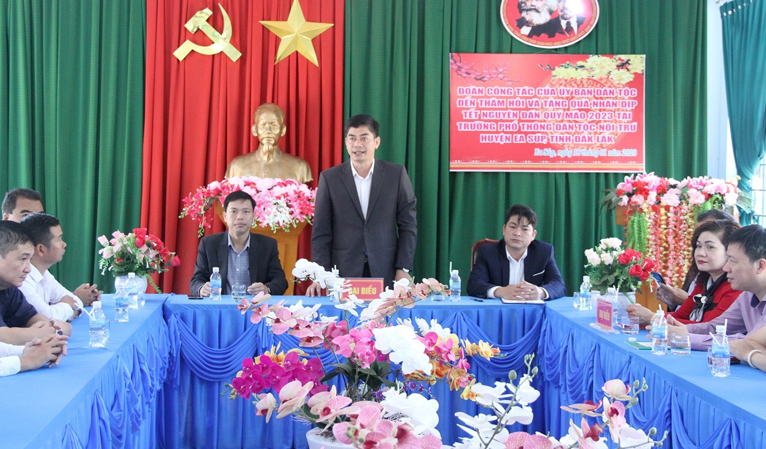 Thứ trưởng, Phó Chủ nhiệm Y Vinh Tơr phát biểu tại Trường PTDT Nội trú THCS huyện Ea Súp 
