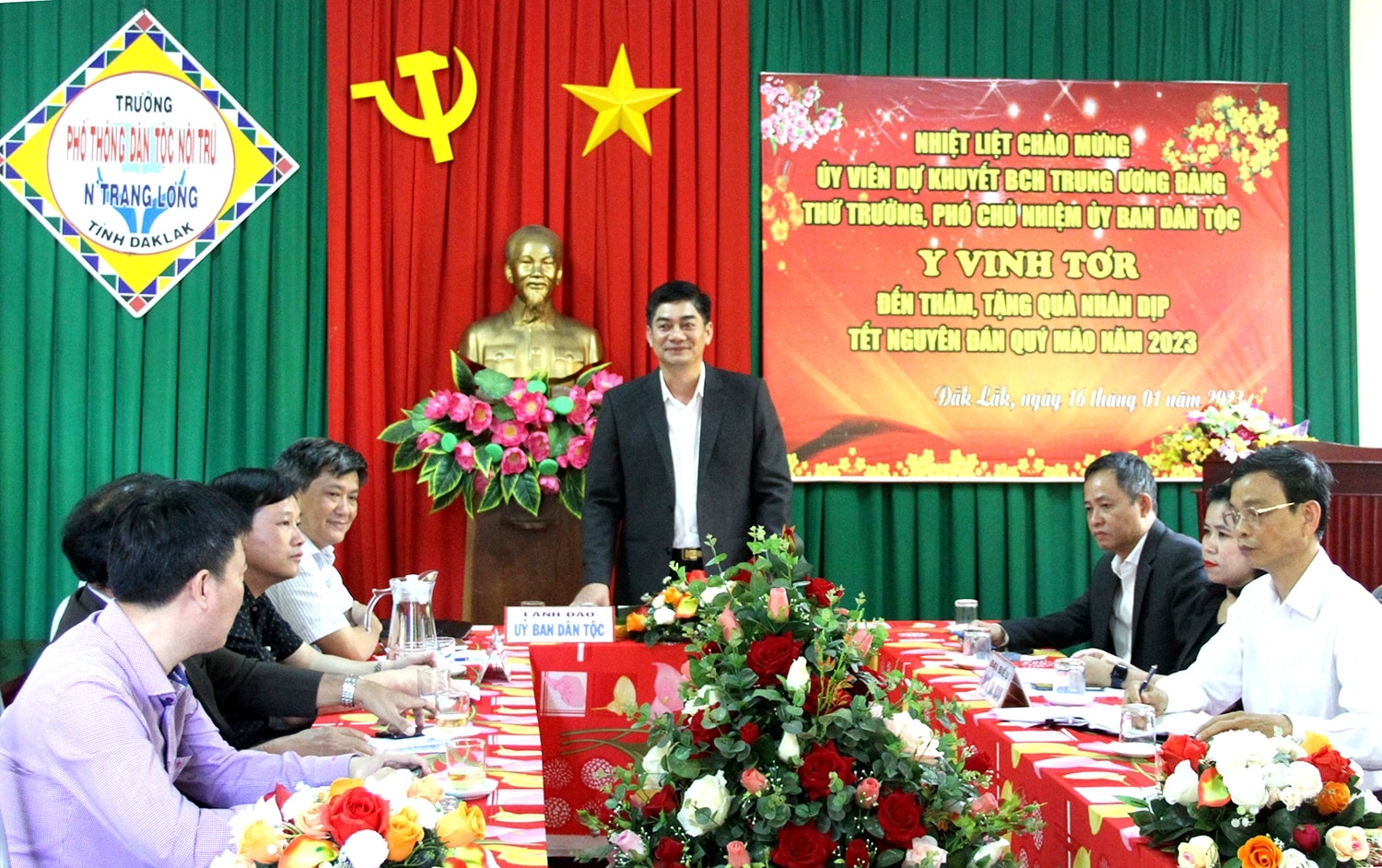 Thứ trưởng, Phó Chủ nhiệm Ủy ban Dân tộc Y Vinh Tơr thăm, chúc Tết, tặng quà tại Trường THPT Dân tộc nội trú Nơ Trang Lơng Thứ trưởng, Phó Chủ nhiệm Ủy ban Dân tộc Y Vinh Tơr thăm, chúc Tết, tặng quà tại Trường THPT Dân tộc nội trú Nơ Trang Lơng