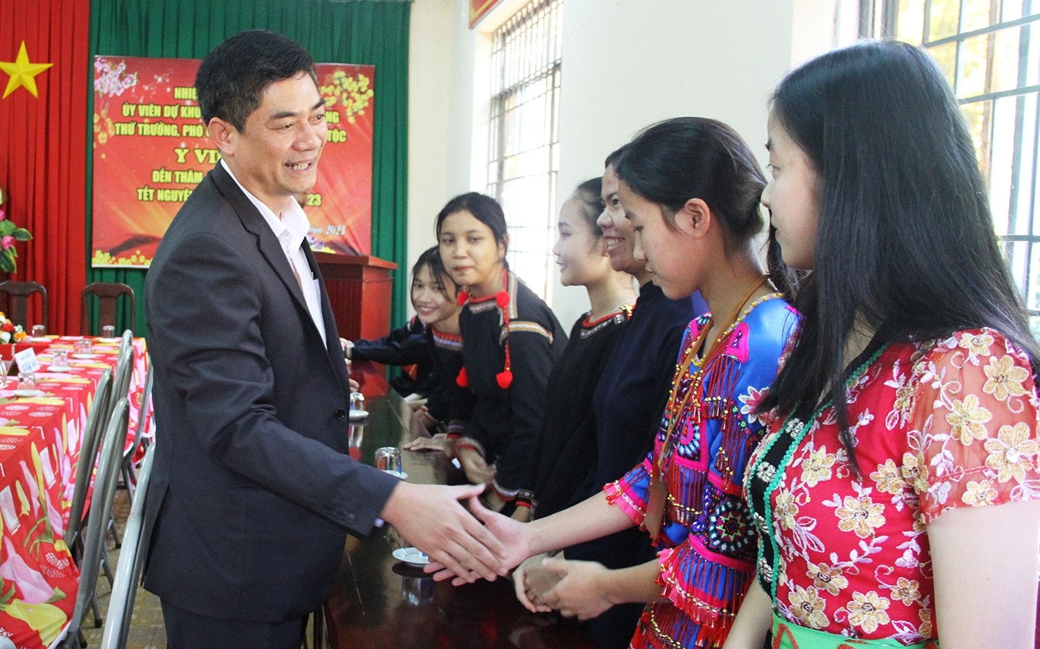 Thứ trưởng, Phó Chủ nhiệm Ủy ban Dân tộc Y Vinh Tơr thân tình thăm hỏi thầy cô, học sinh Trường THPT Dân tộc nội trú Nơ Trang Lơng Thứ trưởng, Phó Chủ nhiệm Ủy ban Dân tộc Y Vinh Tơr thân tình thăm hỏi thầy cô, học sinh Trường THPT Dân tộc nội trú Nơ Trang Lơng