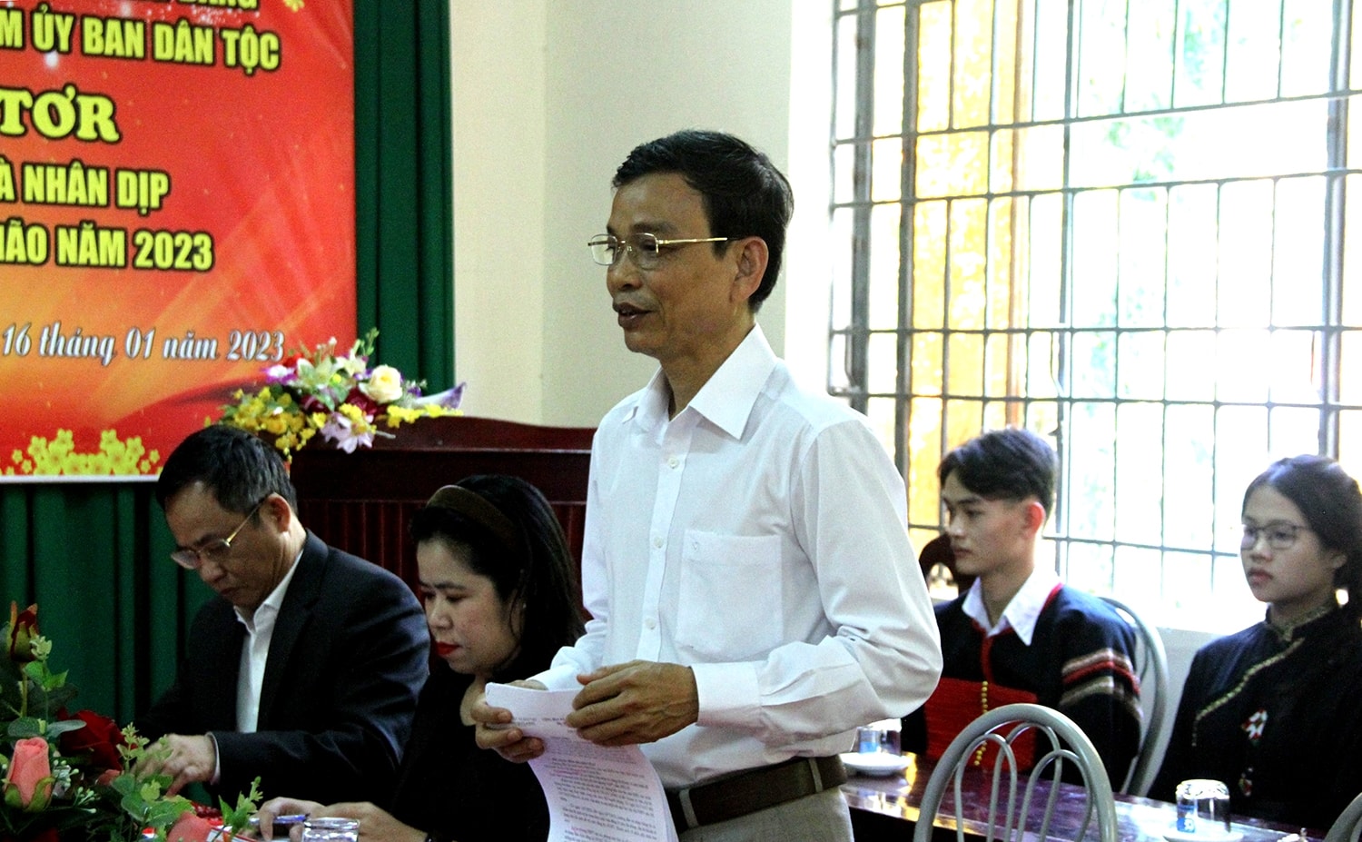 Thầy giáo Bùi Xuân Lễ - Hiệu trưởng Trường THPT Dân tộc nội trú Nơ Trang Lơng báo cáo với Đoàn công tác Thầy giáo Bùi Xuân Lễ - Hiệu trưởng Trường THPT Dân tộc nội trú Nơ Trang Lơng báo cáo với Đoàn công tác