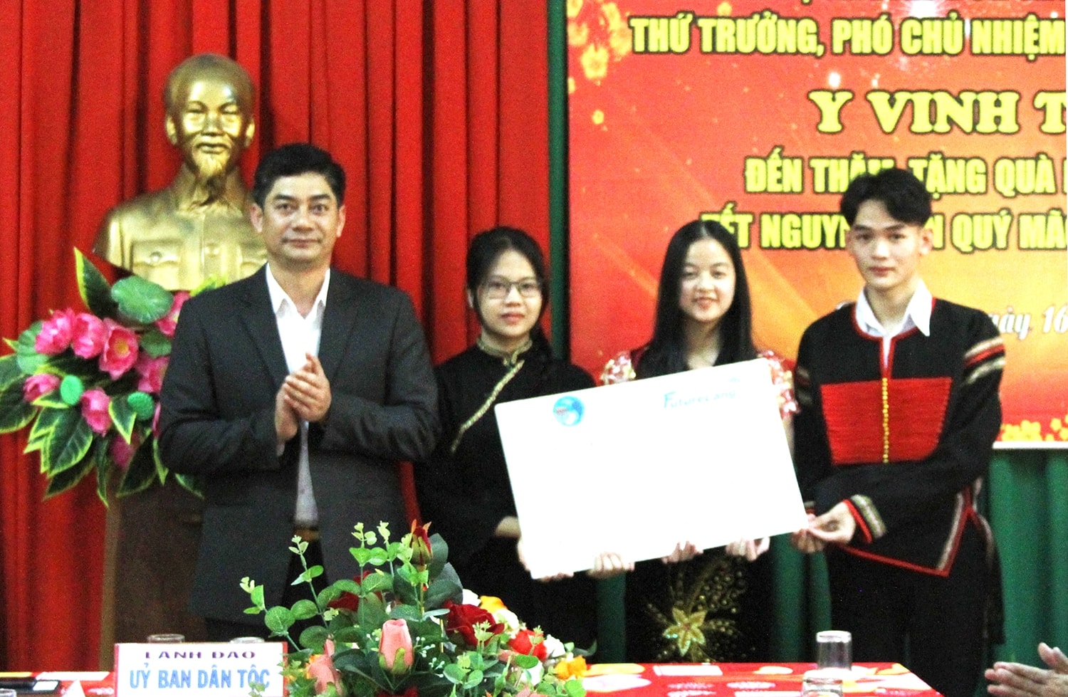 Thứ trưởng, Phó Chủ nhiệm Ủy ban Dân tộc Y Vinh Tơr tặng phần mềm học tiếng Anh cho học sinh Thứ trưởng, Phó Chủ nhiệm Ủy ban Dân tộc Y Vinh Tơr tặng phần mềm học tiếng Anh cho học sinh