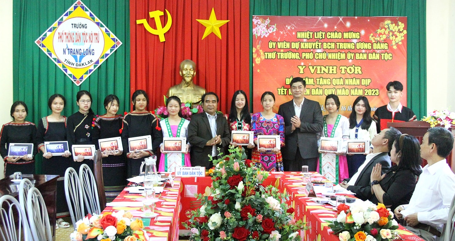 Đại diện Đoàn công tác trao máy tính bảng cho học sinh Nhà trường Đại diện Đoàn công tác trao máy tính bảng cho học sinh Nhà trường