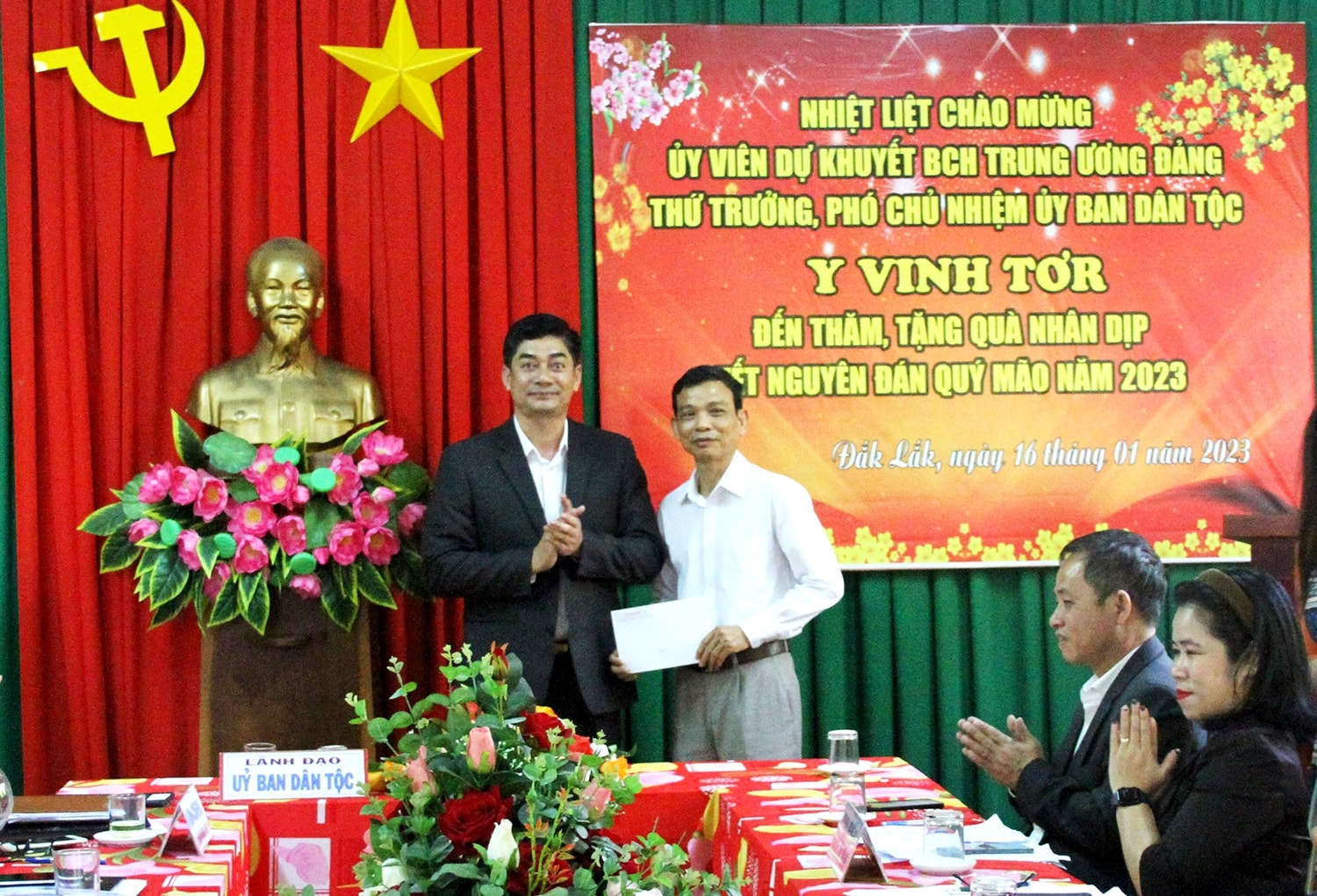 Thay mặt Đoàn công tác, Thứ trưởng, Phó Chủ nhiệm Ủy ban Dân tộc Y Vinh Tơr trao quà cho Ban Giám hiệu Nhà trường Thay mặt Đoàn công tác, Thứ trưởng, Phó Chủ nhiệm Ủy ban Dân tộc Y Vinh Tơr trao quà cho Ban Giám hiệu Nhà trường