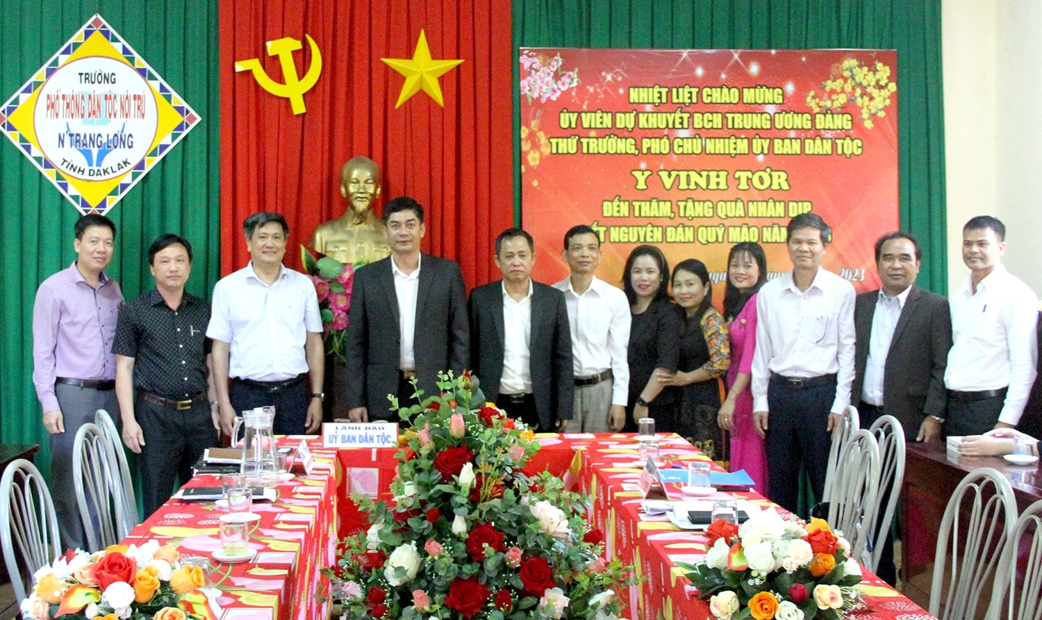 Đoàn công tác chụp ảnh lưu niệm cùng Ban Giám hiệu, cán bộ, giáo viên của Trường THPT Dân tộc nội trú Nơ Trang Lơng Đoàn công tác chụp ảnh lưu niệm cùng Ban Giám hiệu, cán bộ, giáo viên của Trường THPT Dân tộc nội trú Nơ Trang Lơng