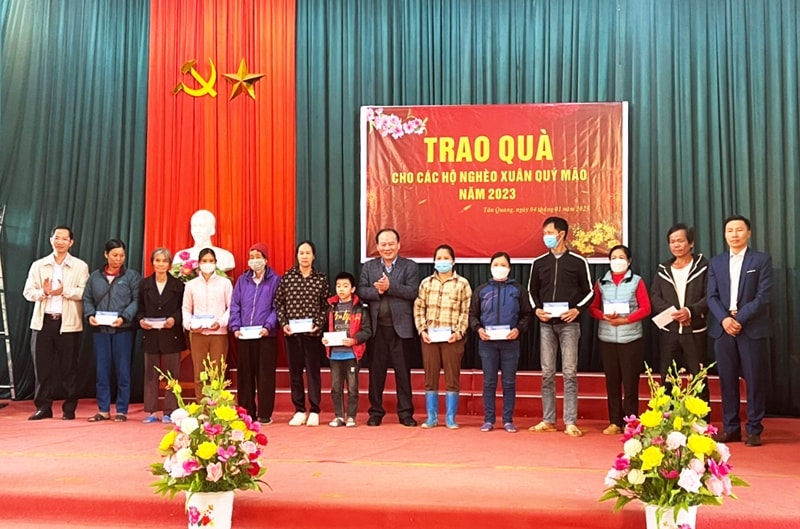 Chủ tịch Ủy ban Mặt trận Tổ quốc tỉnh Trần Công Thắng cùng đại diện lãnh đạo Sở Lao động Thương binh và Xã hội tỉnh trao tặng quà Tết cho các hộ nghèo xã Tân Quang, huyện Lục Ngạn 